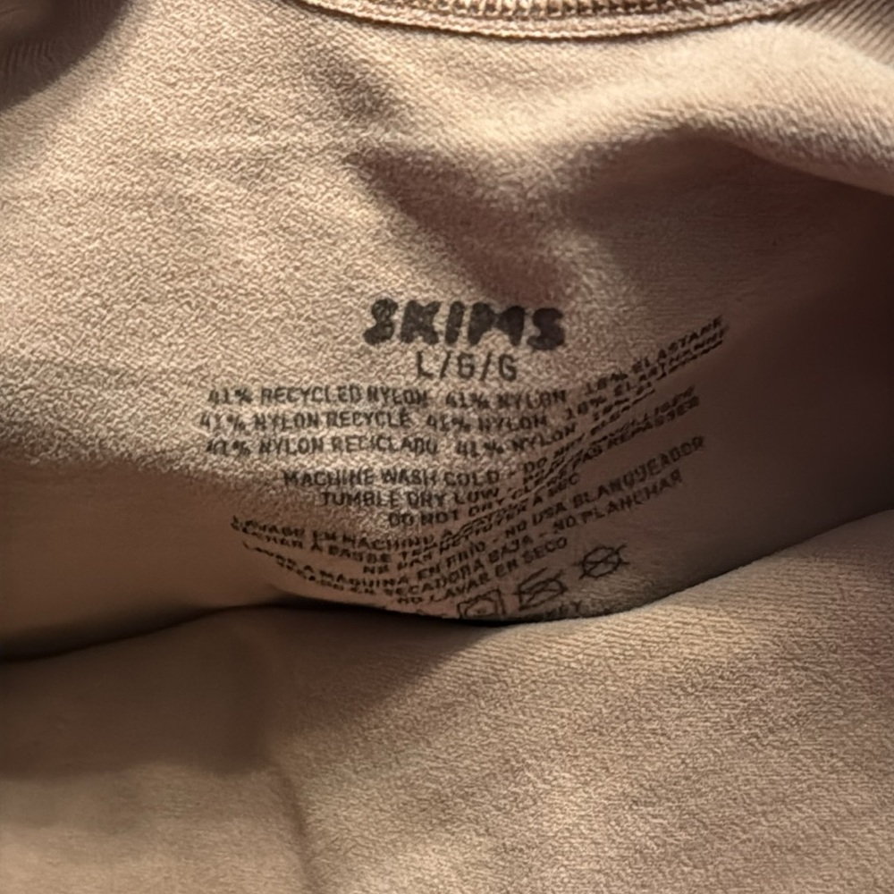 SKIMS SEAMLESS SCULPT THONG BODYSUIT - Picture 11 of 11